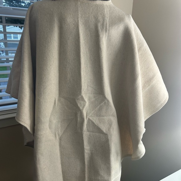 Luxury Loop Cape in Cream - Picture 4 of 5